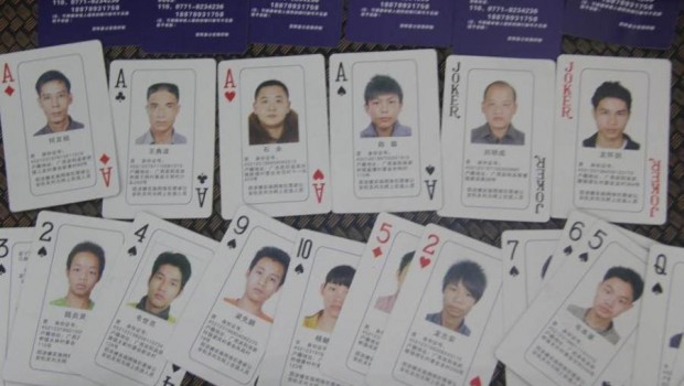 Galt eller genialt?: Kinesisk politi putter ‘most wanted’-ansigter på pokerkort