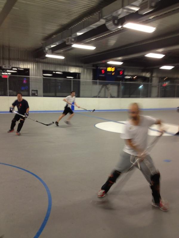 Daniel Negreanu spiller hockey