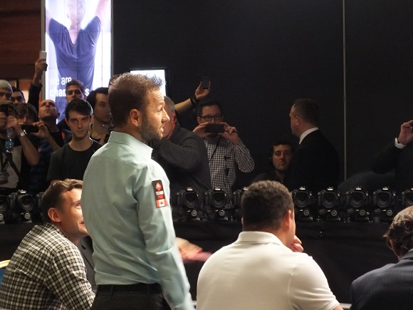 negreanu_kaster_kortene