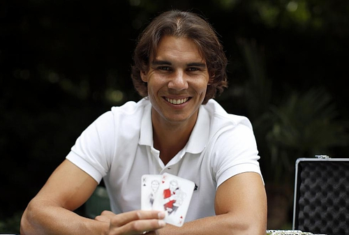 Billede af Nadal der viser spillekort frem